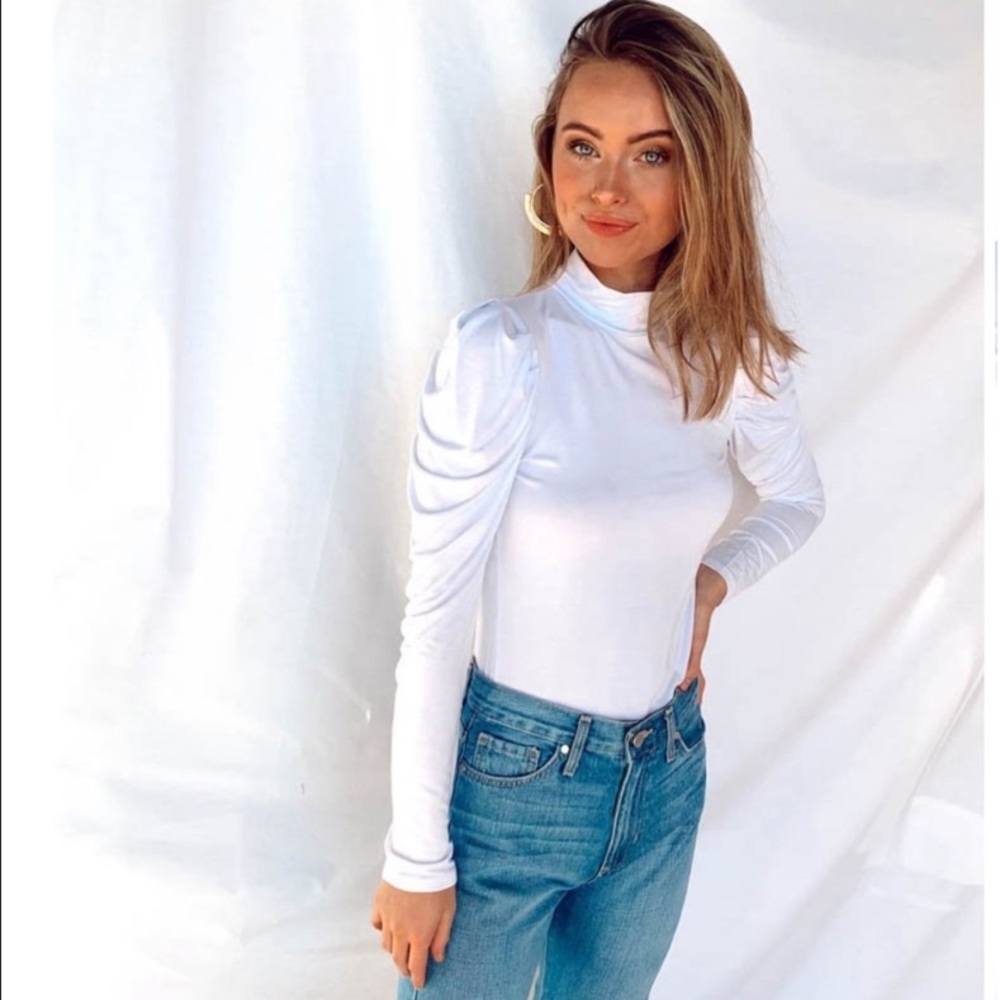Vestique puff shoulder longe sleeve top